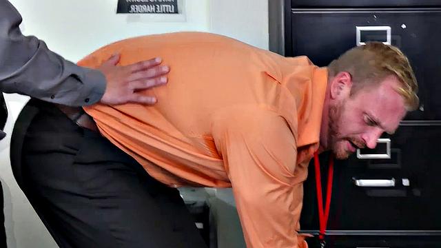 Office worker sucks off his bad mood with a hot blowjob