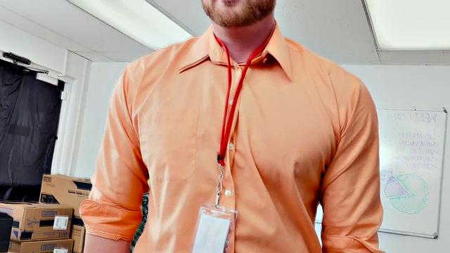 Office worker sucks off his bad mood with a hot blowjob