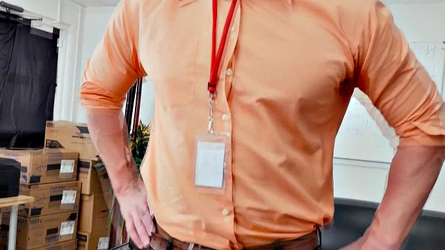 Office worker sucks off his bad mood with a hot blowjob