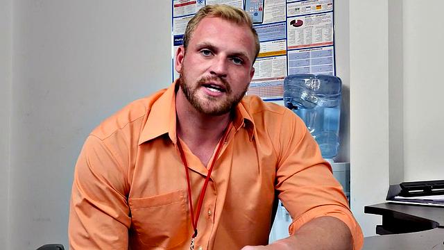 Office worker sucks off his bad mood with a hot blowjob