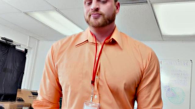 Office worker sucks off his bad mood with a hot blowjob