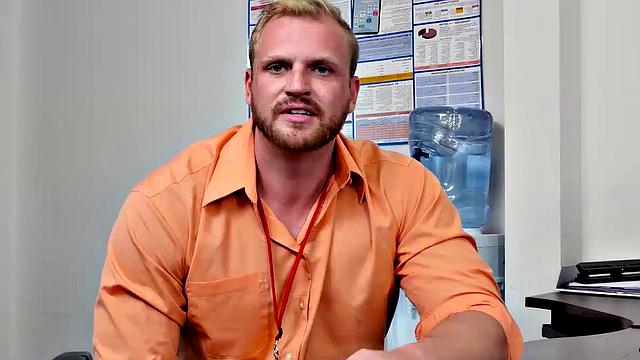 Office worker sucks off his bad mood with a hot blowjob