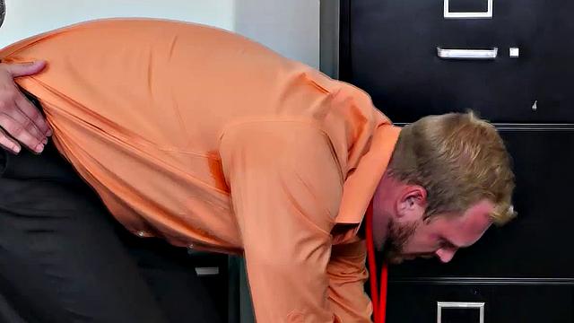 Office worker sucks off his bad mood with a hot blowjob