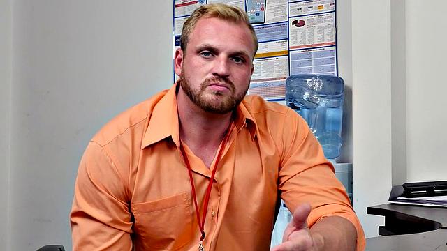 Office worker sucks off his bad mood with a hot blowjob