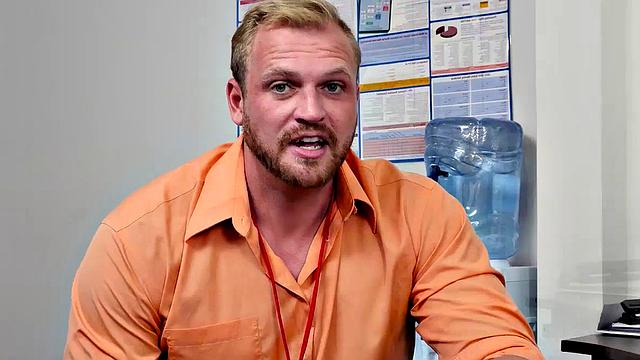 Office worker sucks off his bad mood with a hot blowjob