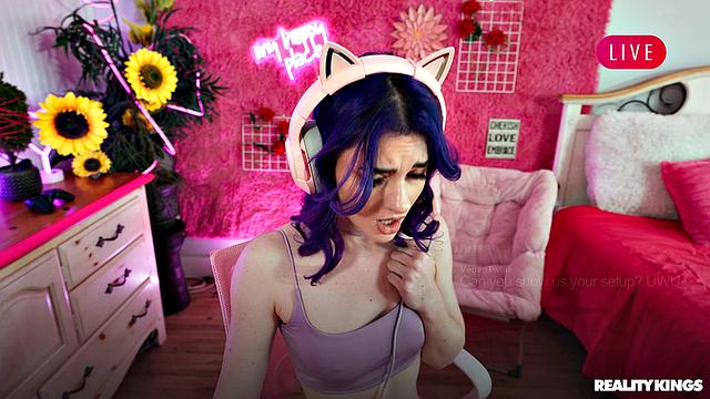 две подруги-стримерши выключают эфир и трахаются страпоном