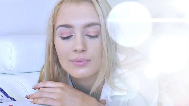 блондинка milf в брекетах дрочит свою мокрую киску и пробует сок