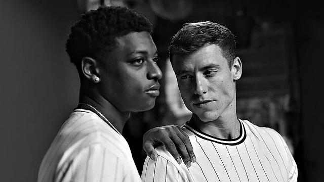 качок устроил латиносу такой фитнес, что тренажёрный зал отдыхает