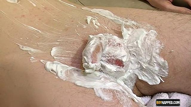 Себастьян связывает Мэттью и бреет его перед настоящим весельем