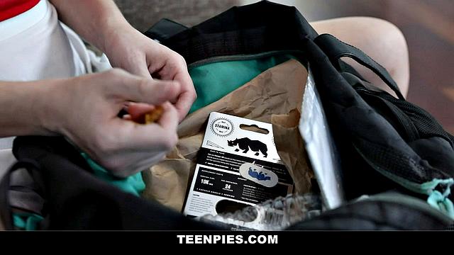 блондинка связана и получает до последней капли