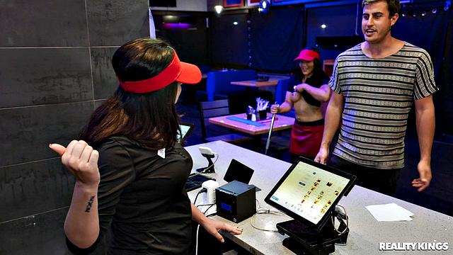 Смотри, как Anais Amore трахается с коллегой на кухне фастфуда и получает сперму на лицо и бургером!