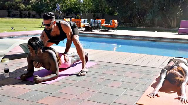 азиатская и черная транс milf жарко трахаются втроем на йоге