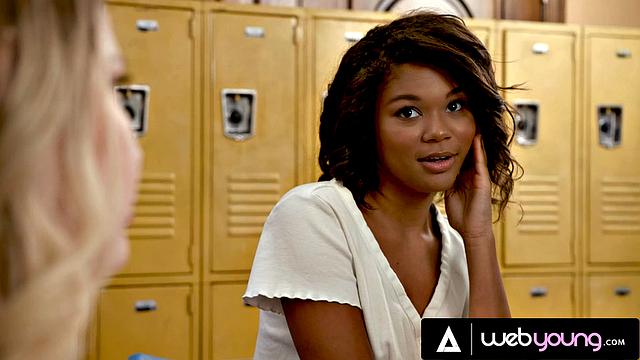 Мишель Андерсон соблазняет подругу Коко Лавлок - страстный лесбийский эксперимент прямо на паре