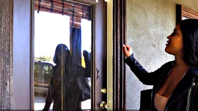 Sahara Leone: Overexposed Bikini Photo Shoot