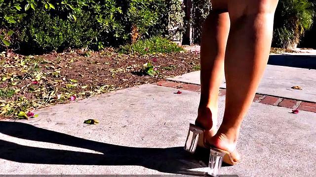 Sahara Leone: Overexposed Bikini Photo Shoot