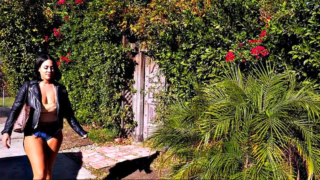 Sahara Leone: Overexposed Bikini Photo Shoot