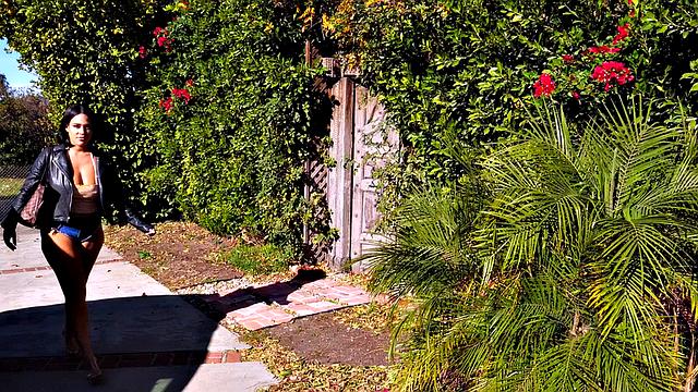 Sahara Leone: Overexposed Bikini Photo Shoot