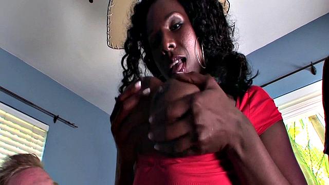 Охотник за жопами срывает джекпот возле магазина