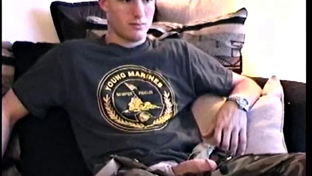 брутальный парень в форме доводит до мощного оргазма