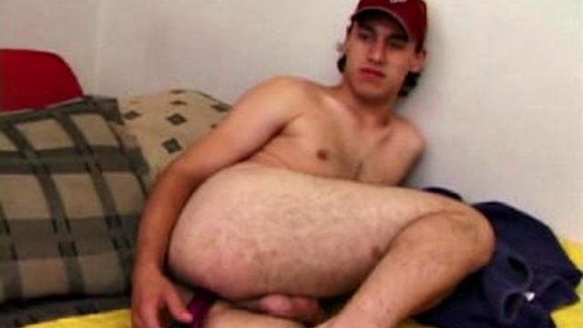 Рики Андертон дрочит себе с игрушкой и кончает на камеру