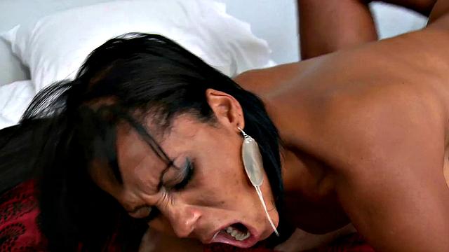 Check out this gorgeous babe's deepthroating, doggystyle & cumshot skills in jeans & high heels