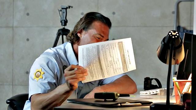 секретаршу в чулках жёстко трахает строгий охранник прямо в офисе