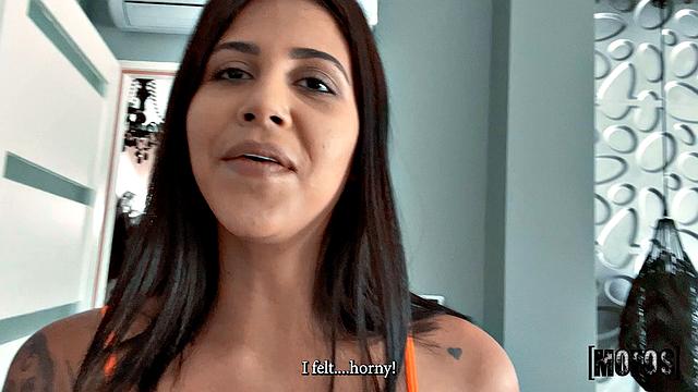 она сняла лифчик-теперь грудь командует парадом