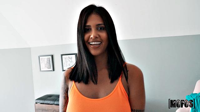 она сняла лифчик-теперь грудь командует парадом