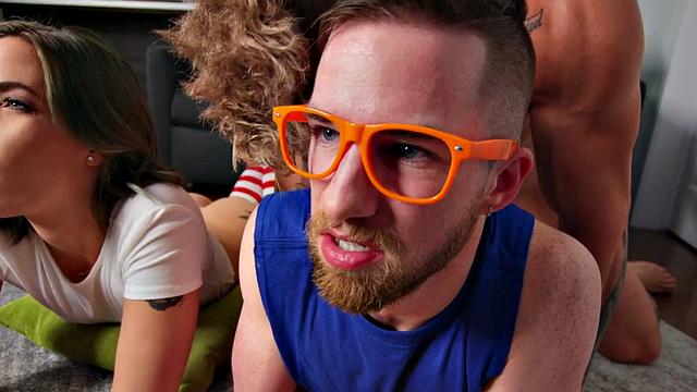 бисексуальная пара трахается с худой девушкой втроем