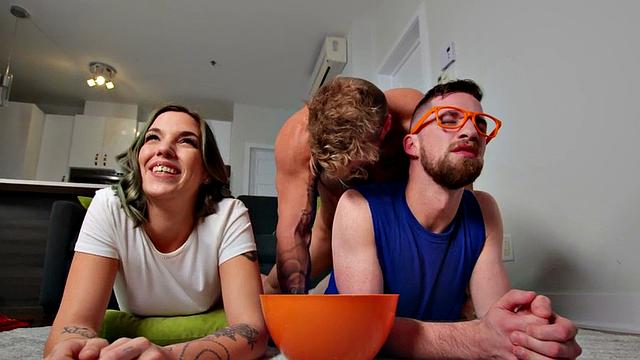 бисексуальная пара трахается с худой девушкой втроем