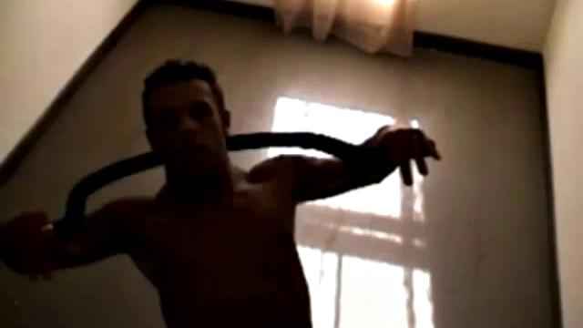 Энтони Холлоуэй дрочит свой мощный член и разминает зад на полу чердака