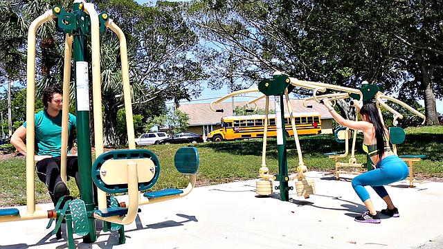 леггинсы разошлись, гладкая киска получает жёсткий трах на диване