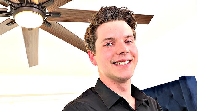 жаркая новенькая: впервые вылизывает мужику жопу до оргазма