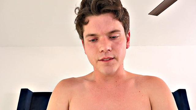 жаркая новенькая: впервые вылизывает мужику жопу до оргазма