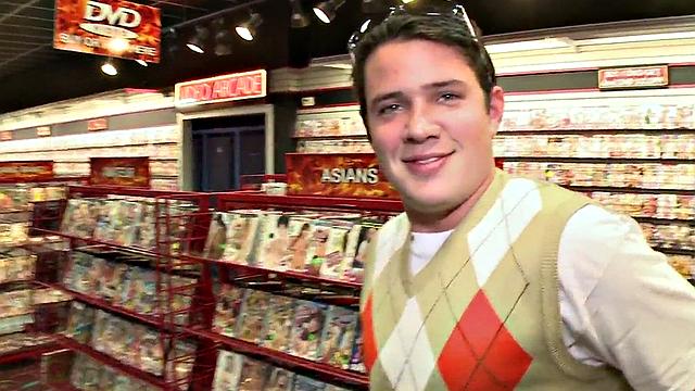 наивный натурал на глорихоле получает минет и обкончанное лицо