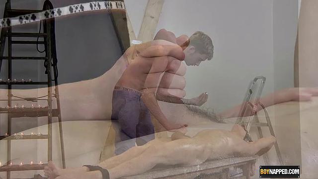 Джейко Дэниелс смазывает гладкую грудь Марка Ромео маслом и делает ему медленный, чувственный дроч