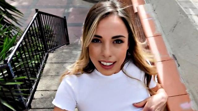 Deepthroating babe riding guy in anal fucking duo