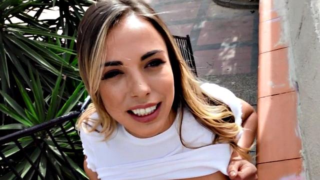 Deepthroating babe riding guy in anal fucking duo