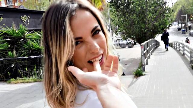 Deepthroating babe riding guy in anal fucking duo