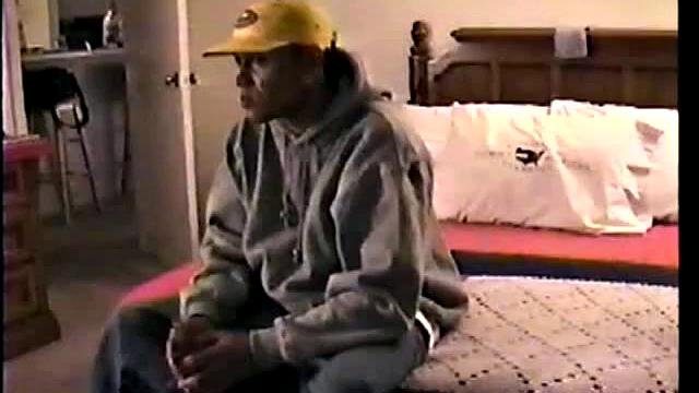 горячий латинский парень дрочит свой мощный член