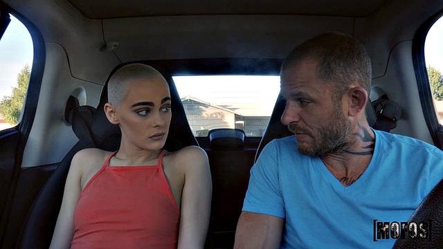 Париж Амур отрабатывает поездку домой страстным минетом и сексом с Скоттом Нейлсом.