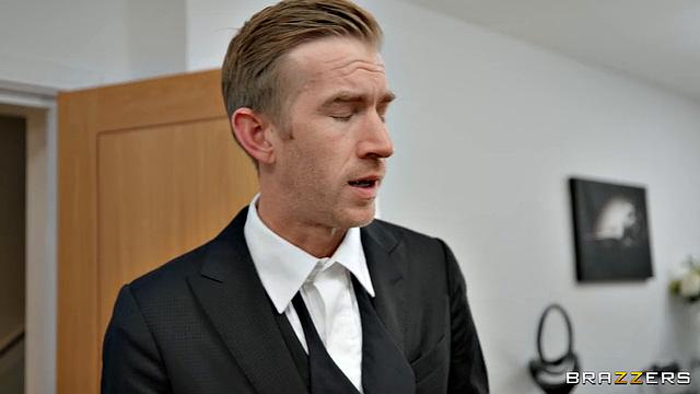 Взял эскортницу на свадьбу, а она устроила мне ценник прямо на хую - зато отбил деньгами и кайфом в отеле.