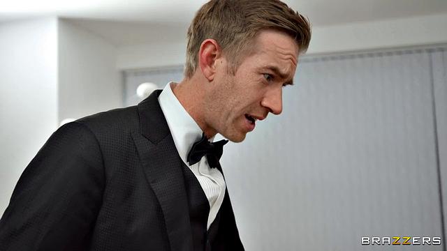 Взял эскортницу на свадьбу, а она устроила мне ценник прямо на хую - зато отбил деньгами и кайфом в отеле.