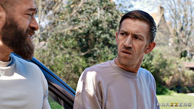 Рыжая Миа Стоун заманивает двух увольненных в жесткий минет и двойное проникновение, чтобы скрасить вечер с юмором и спермой на лице.