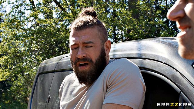 Рыжая Миа Стоун заманивает двух увольненных в жесткий минет и двойное проникновение, чтобы скрасить вечер с юмором и спермой на лице.