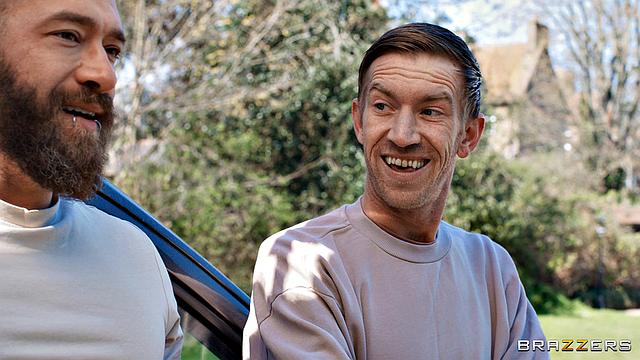 Рыжая Миа Стоун заманивает двух увольненных в жесткий минет и двойное проникновение, чтобы скрасить вечер с юмором и спермой на лице.