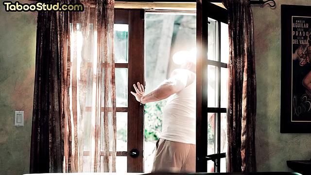 Брутальные геи не делят роли - трахают друг друга по очереди и спорят, чей зад круче на вкус.