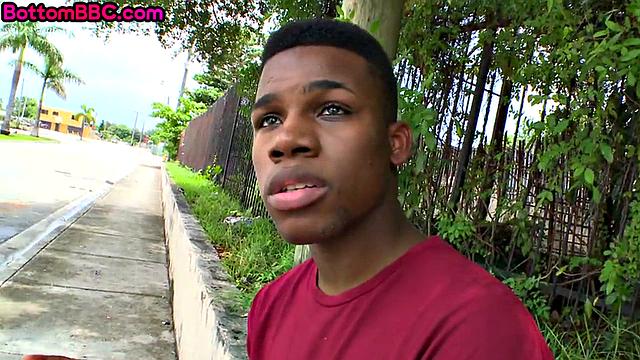Pulled nubian jock gives head outside