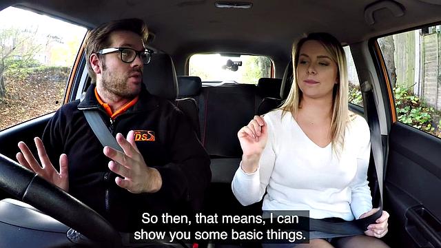 Сочная блондинка трахает инструктора в машине до мощного финала