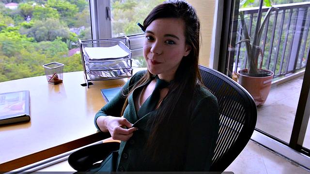 bunnie раздвигает ноги и дрочит на столе друга отца